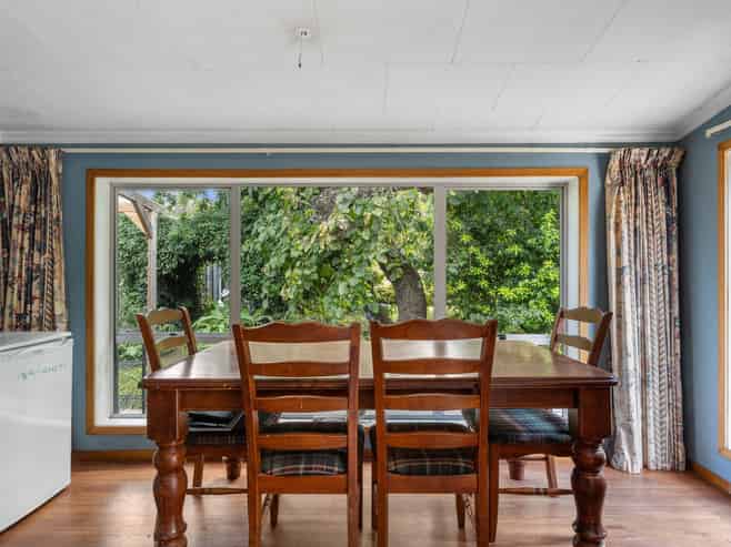 8 Foxhill Cemetery Road, Wakefield