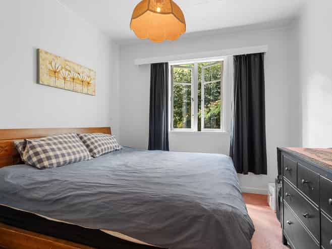 8 Foxhill Cemetery Road, Wakefield