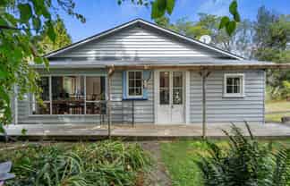 8 Foxhill Cemetery Road, Wakefield