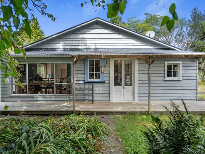 8 Foxhill Cemetery Road, Wakefield