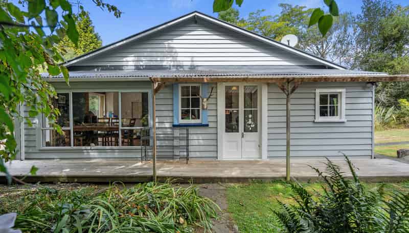 8 Foxhill Cemetery Road, Wakefield