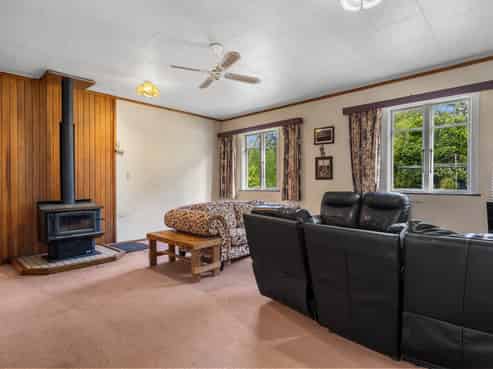 8 Foxhill Cemetery Road, Wakefield