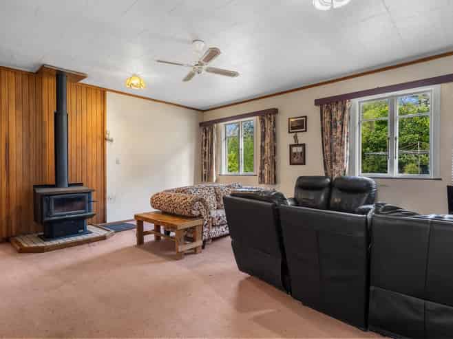 8 Foxhill Cemetery Road, Wakefield