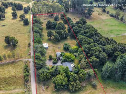 8 Foxhill Cemetery Road, Wakefield