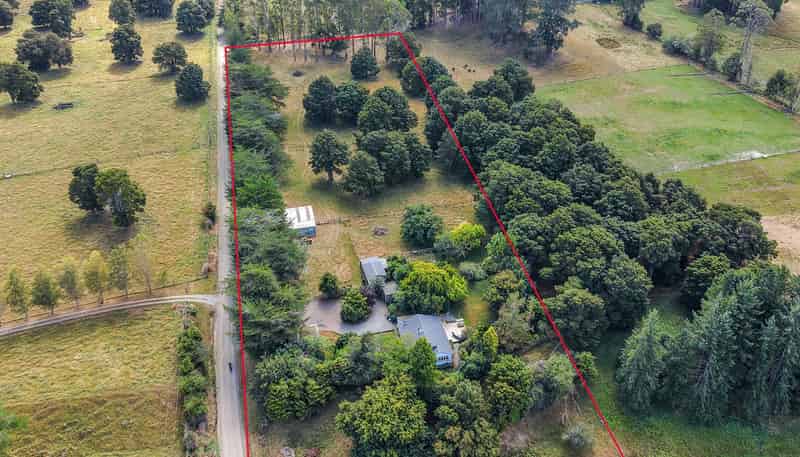 8 Foxhill Cemetery Road, Wakefield