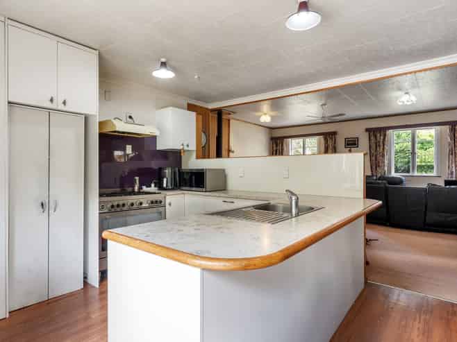 8 Foxhill Cemetery Road, Wakefield