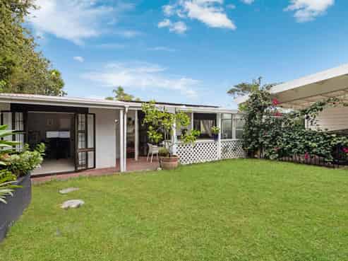 2/84 West Coast Road, Glen Eden