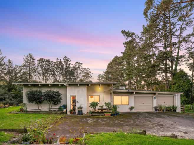 1 Whitford Park Road, Whitford