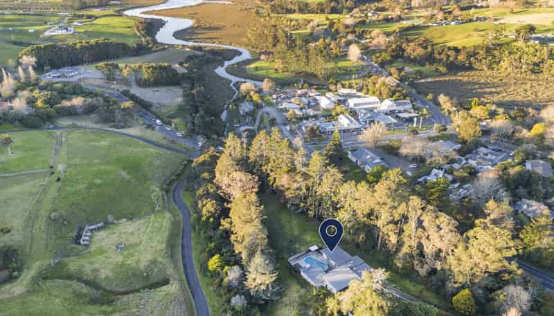 1 Whitford Park Road, Whitford