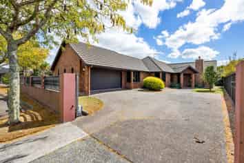 6 Westbury Mews, Huntington