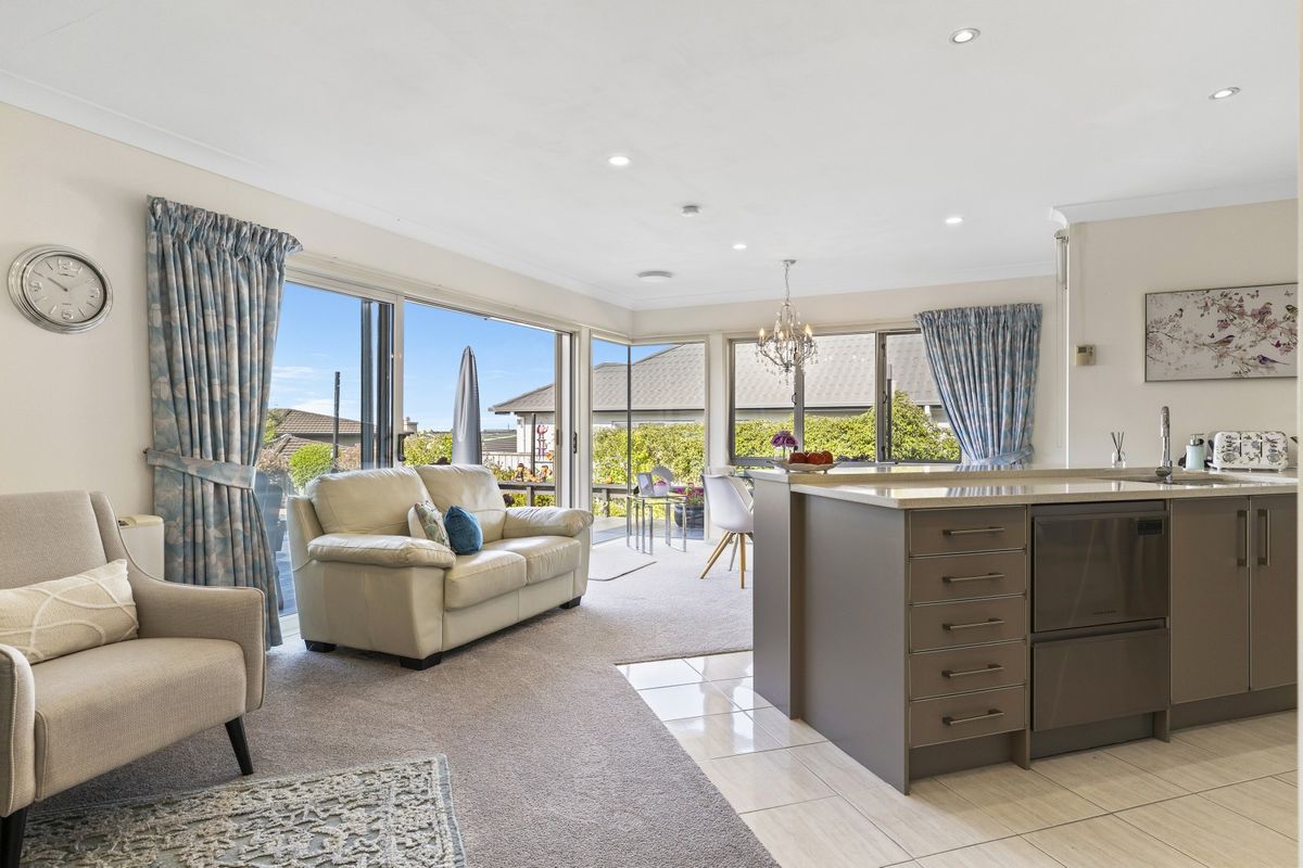 Spacious living, stunning outlook - Mehr