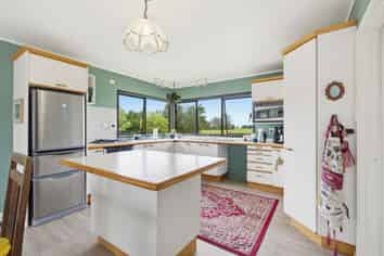 140 Craig Road, Pollok