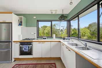 140 Craig Road, Pollok