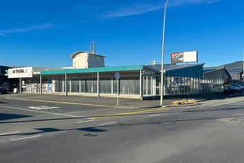 Versatile High Profile Corner Site