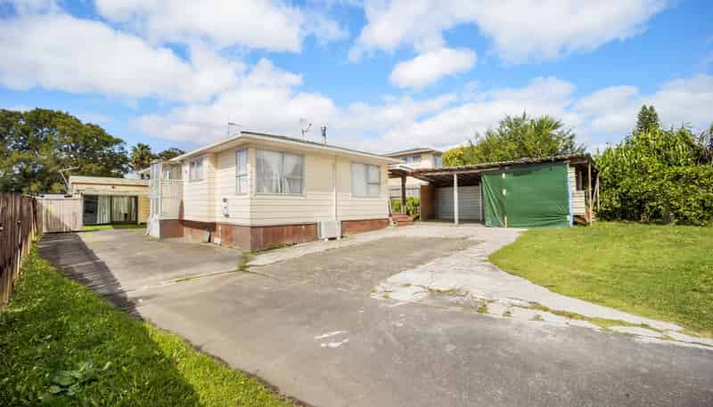 8 Sabot Place, Massey