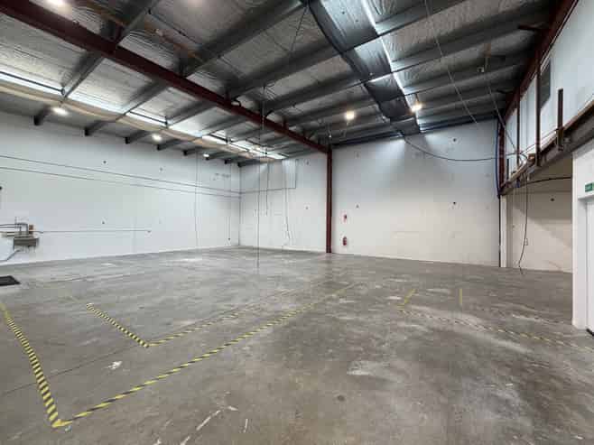 Large Unit with Fenced Yard 