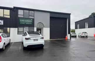 CLEAN AND FUNCTIONAL INDUSTRIAL UNIT
