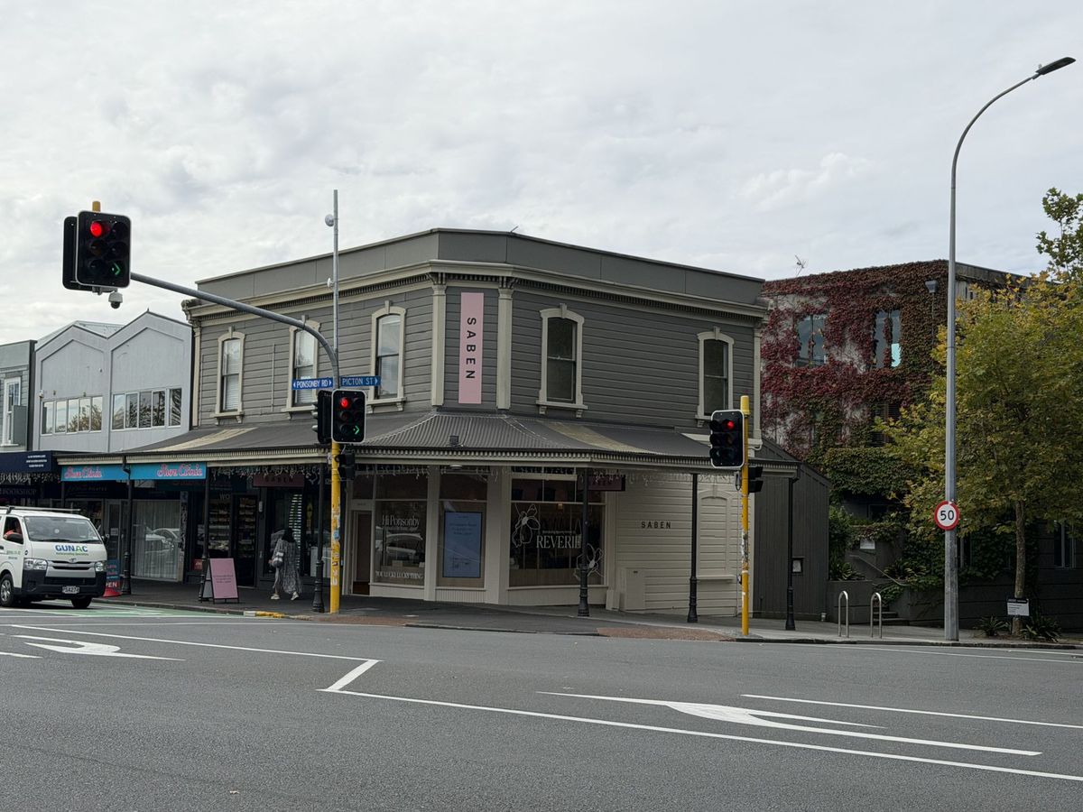 Premium Level One Retail/Office Space - Mehr