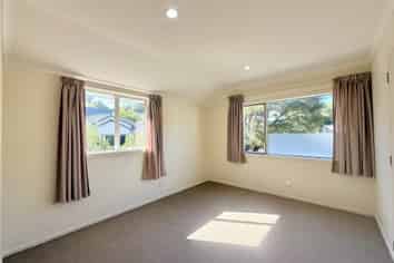 8/86 Fernhill Way, Oteha