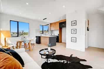 2/16 Binsted Road, New Lynn