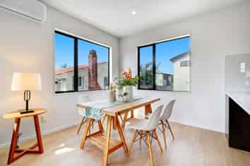 2/16 Binsted Road, New Lynn