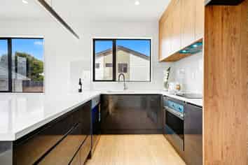 2/16 Binsted Road, New Lynn