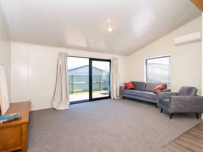 1212A Willowpark Road North, Mayfair