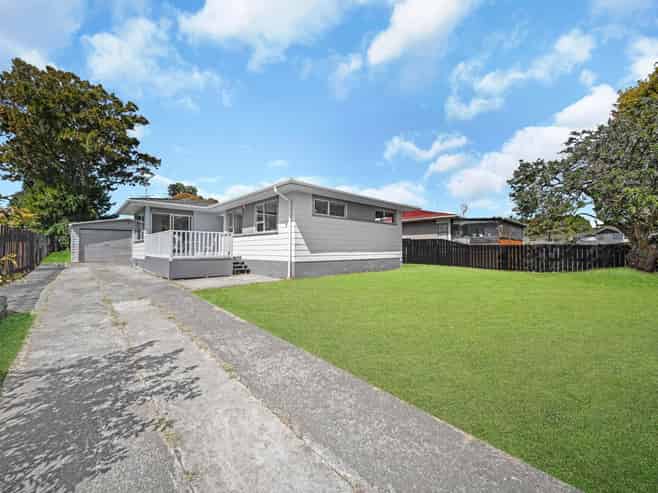 27 Sandrine Avenue, Clover Park