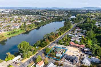 1060 River Road, Queenwood