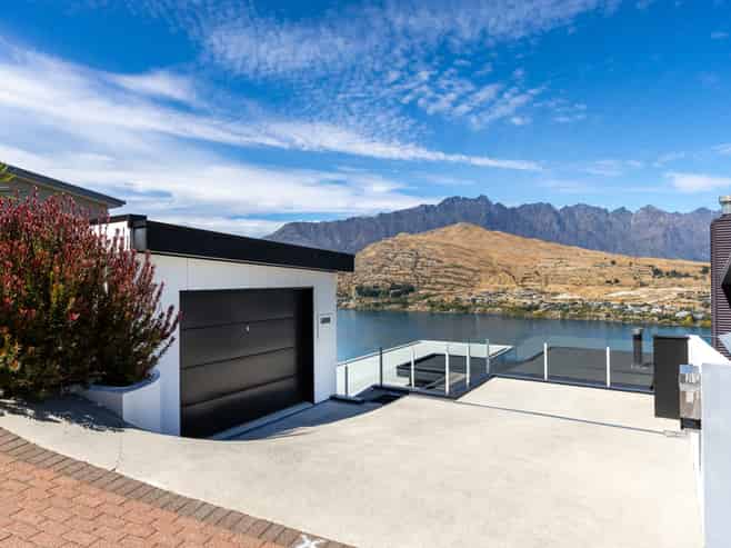 8A Olivers Place, Queenstown