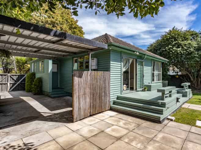 160 Emmett Street, Shirley