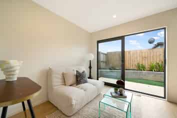 8/114 Don Buck Road, Massey