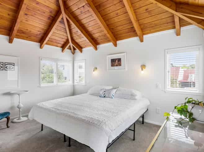 2/23 Seaview Avenue, Northcote