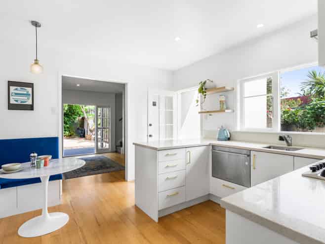 2/23 Seaview Avenue, Northcote