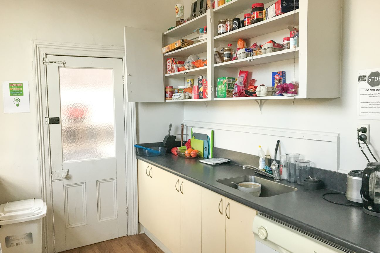 Spacious Six-Bedroom Home in Prime Location - Ansicht 4