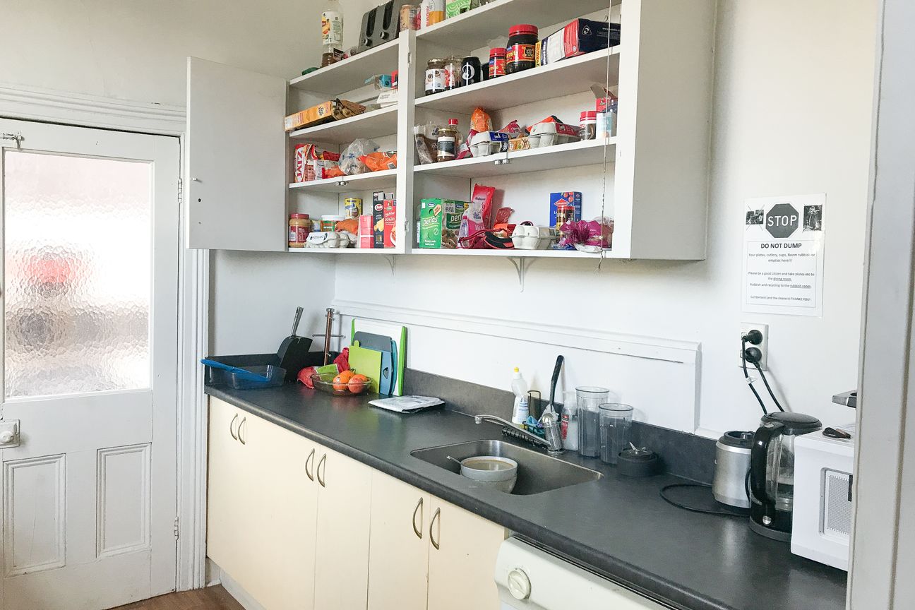 Spacious Six-Bedroom Home in Prime Location - Mehr