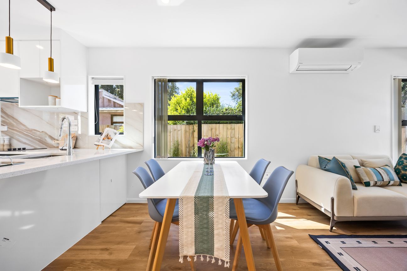 Townhouse with Rare 3-Car Parking Capacity - Aanzicht 2