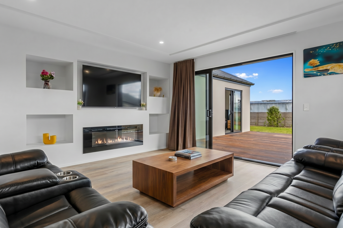 Modern, Near-New Home and Serious Opportunity - Widok 3
