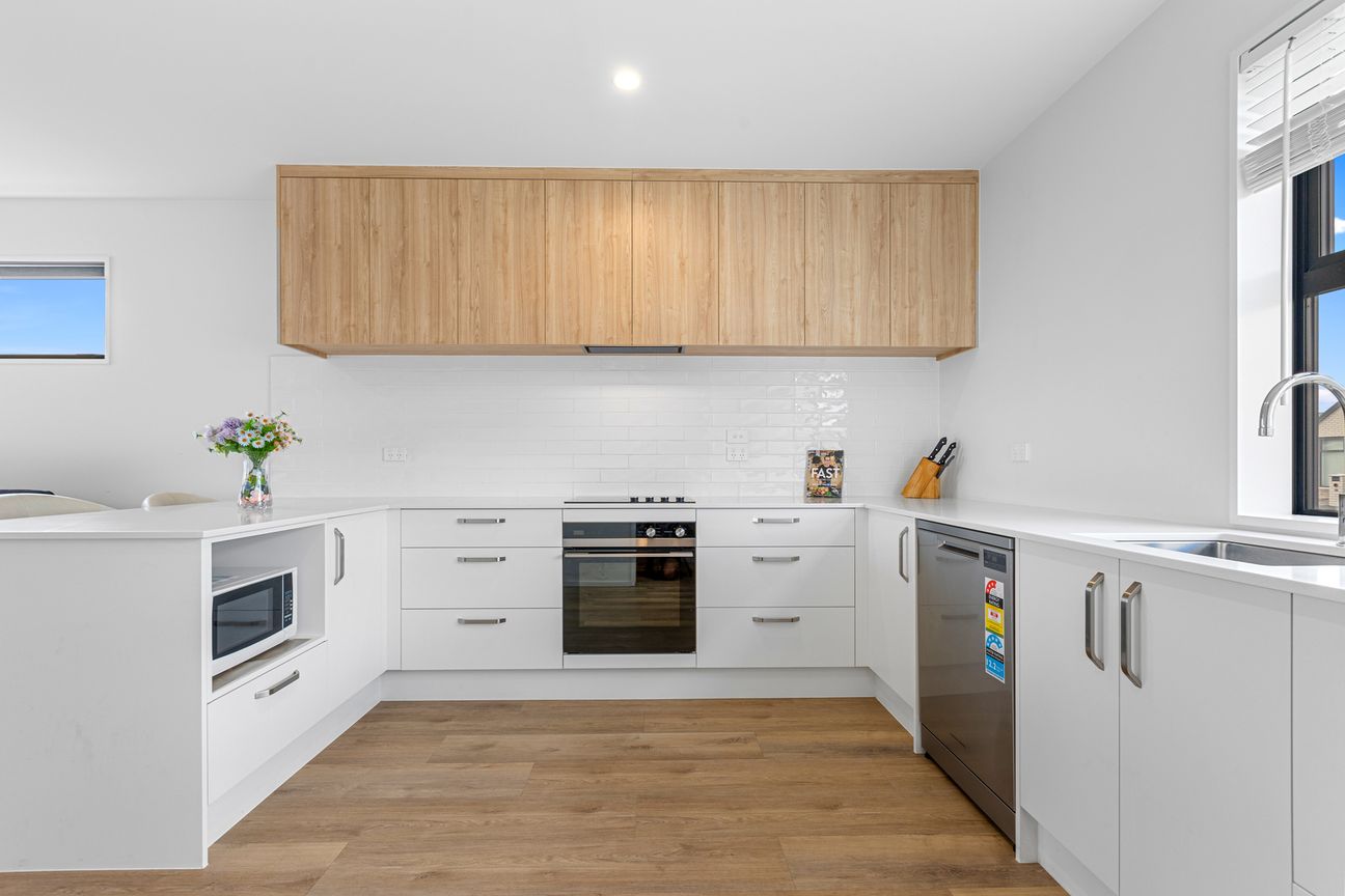 Modern, Near-New Home and Serious Opportunity - Widok 2