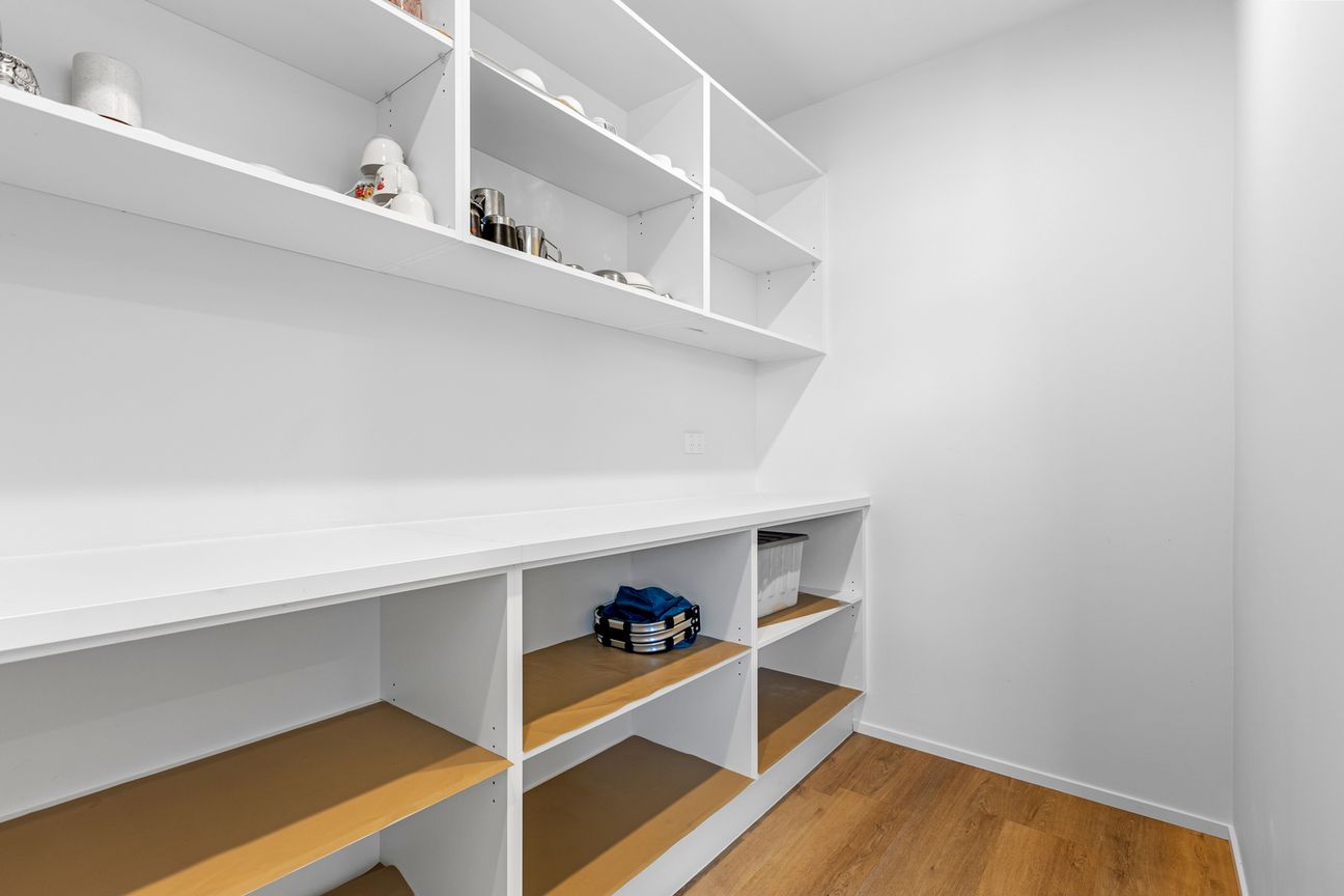 Modern, Near-New Home and Serious Opportunity - Widok 6