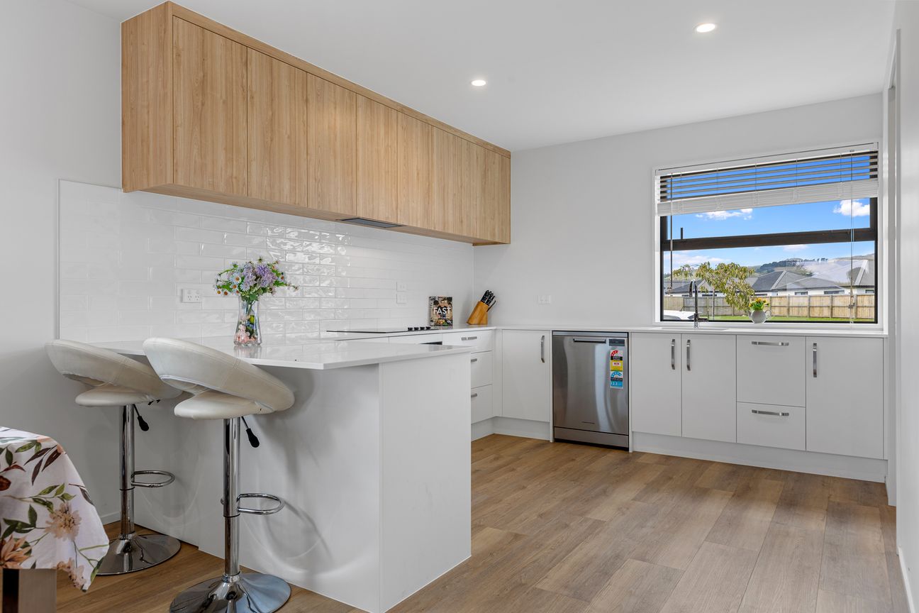 Modern, Near-New Home and Serious Opportunity - Widok 4