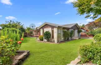 17 Yellowstone Crescent, Burwood