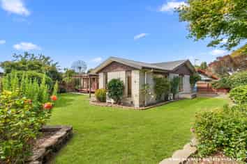 17 Yellowstone Crescent, Burwood