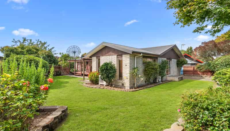 17 Yellowstone Crescent, Burwood