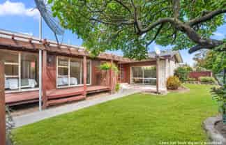 17 Yellowstone Crescent, Burwood