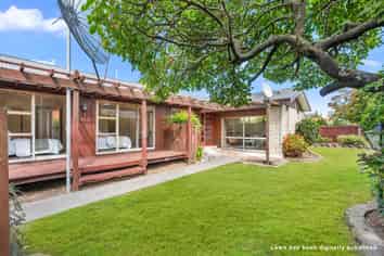 17 Yellowstone Crescent, Burwood