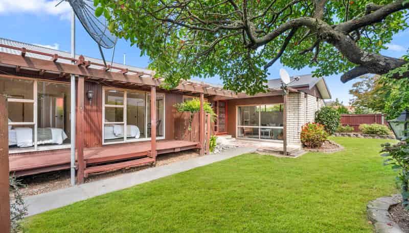 17 Yellowstone Crescent, Burwood