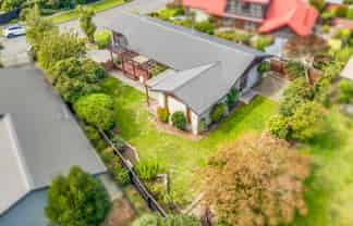 17 Yellowstone Crescent, Burwood