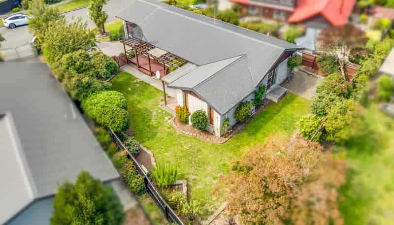 17 Yellowstone Crescent, Burwood