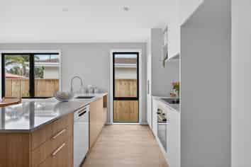 1105 High Street, Taita